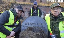 Grabstein mit Mitgliedern von Latebra (Bild: Fundacja Latebra)