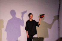 Schattenbild aus „Letters from Chiran“ – ein Moment zwischen Erinnerung und innerem Konflikt. (Bild: Taia-Pictures / Tino Albrecht)