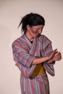 Maskenfigur in ‚Letters from Chiran‘ – Kawamura zeigt die innere Spannung der Rollen. (Bild: Taia-Pictures / Tino Albrecht)