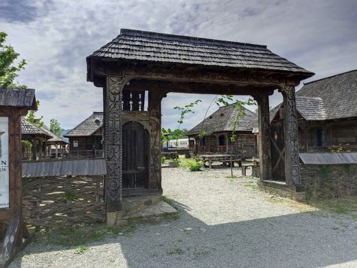 Maramuresisches Dorf_Viseu de Sus_Oberwischau_Traditionelles Holztor