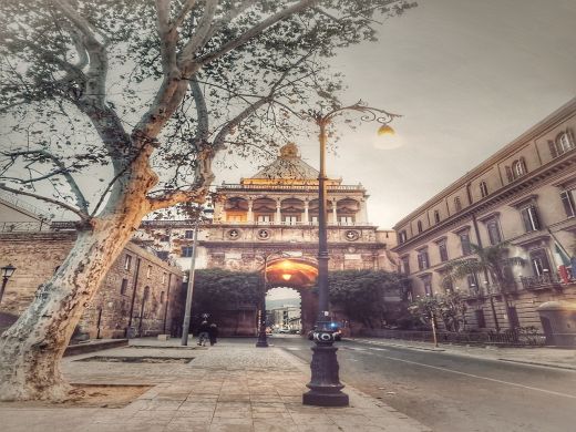 Porta Nouva-Palermo-Sizilien-Retrostyle 2024