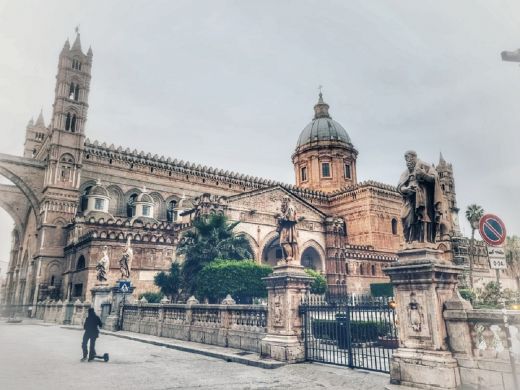 Ingresso della Cattedrale di Palermo-Sizilien-Retrosytle 2024