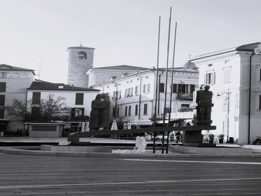 Denkmal aus Piazza Cappelletti in Desenzano del Garda-Gardasee